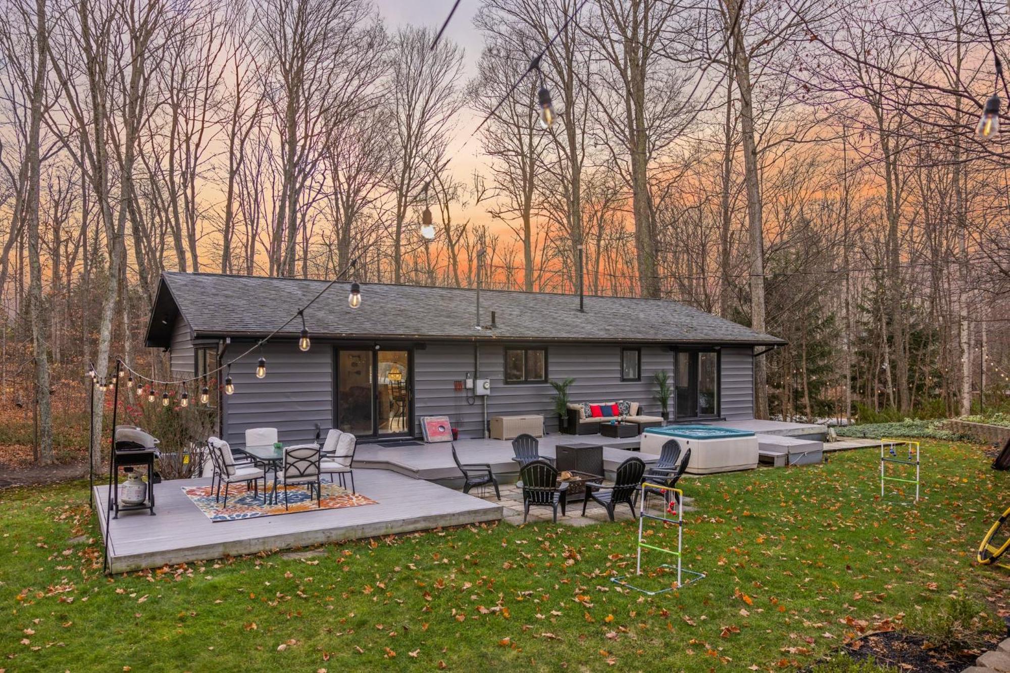 Private & Convenient-Hot Tub-Fire Pit-Game Room! Petoskey Exterior photo